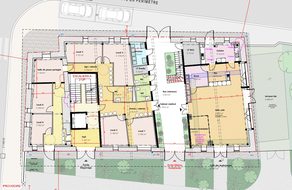 Plan du rez-de-chaussée&nbsp;: à gauche, des locaux et une salle de pause partagée autour du hall et de l'escalier&nbsp;; au centre, la rue intérieure qui traverse le bâtiment&nbsp;; à droite, la salle du café avec son bar, sa cuisine et une terrasse. Les accès du béguinage, de la Maison Audacieuse et du café donnent sur la cour.